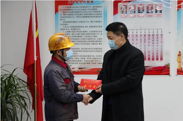 集團公司黨委委員、副總經(jīng)理胡新付到公司走訪慰問