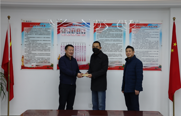 集團公司黨委委員、副總經(jīng)理胡新付到公司走訪慰問